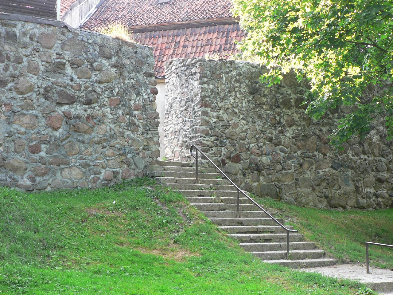 Schody prowadzące do wejścia przez mury obronne z innej perspektywy